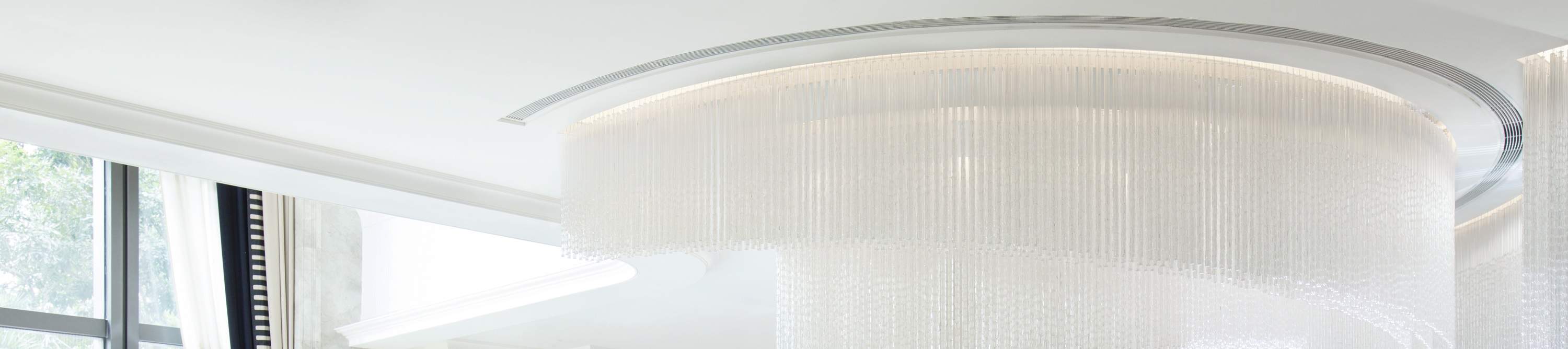 Mewarisi kemewahan megah Langham selama lebih dari 150 tahun, The Langham, Shenzhen memiliki 352 kamar tamu dan suite. Desain kamar secara cerdik memadukan gaya Inggris yang mewah dan elemen oriental klasik, dan didekorasi dengan ukiran kayu klasik Tiongk